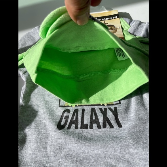 Baby Yoda Onesie 3-Piece - Picture 9 of 12